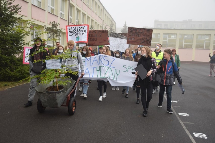 Marsz klimatyczny przeszedł ulicami Wągrowca. Młodzi wągrowczanie chcą w taki sposób zwrócić uwagę dorosłych na problemy planety [ZDJĘCIA]