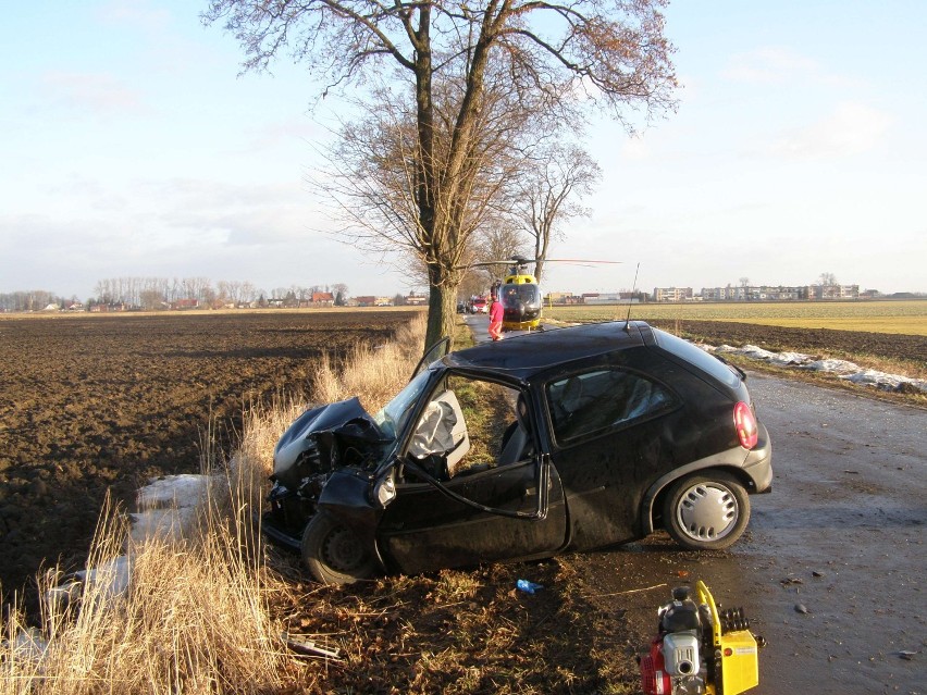 Wypadek koło Miłoradza. Trzy osoby ranne po uderzeniu opla w drzewo