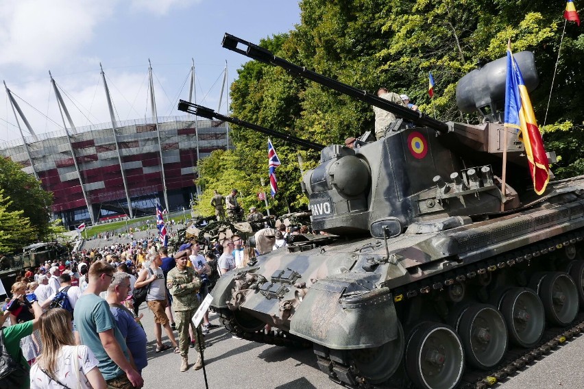 Piknik ,,Zostań Żołnierzem RP". Pokaz sprzętu, odtworzona baza wojskowa i koncert. Wielkie świętowanie na Stadionie Narodowym 