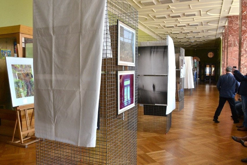 Artystyczne kobiece akty na wystawie w Wojewódzkim Domu Kultury zasłonięto... tkaniną. Dlaczego zastosowano taką cenzurę? (WIDEO)