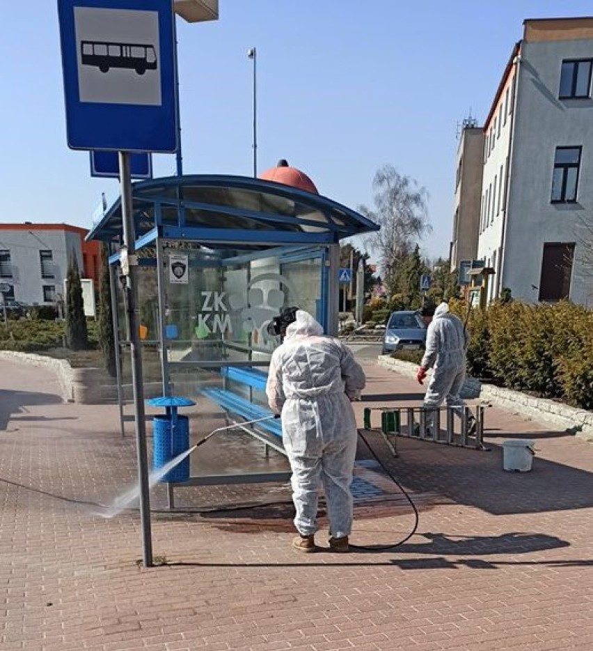 Koronawirus. Chrzanów. Trwa dezynfekcja wiat i przystanków. Dwa autobusy jeżdżą równocześnie 