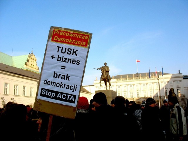 Pikieta, tak jak ostatnio, odbyła się pod Pałacem Prezydenckim na Krakowskim Przedmieściu. Fot. Katarzyna Bańbor