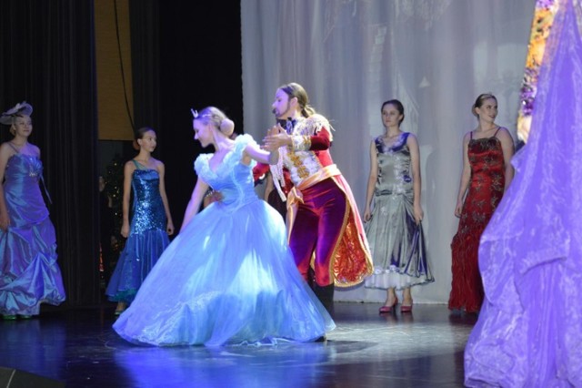 "Kopciuszek" w wykonaniu Teatru Tańca Arabeska w Zduńskiej Woli zachwycił publiczność