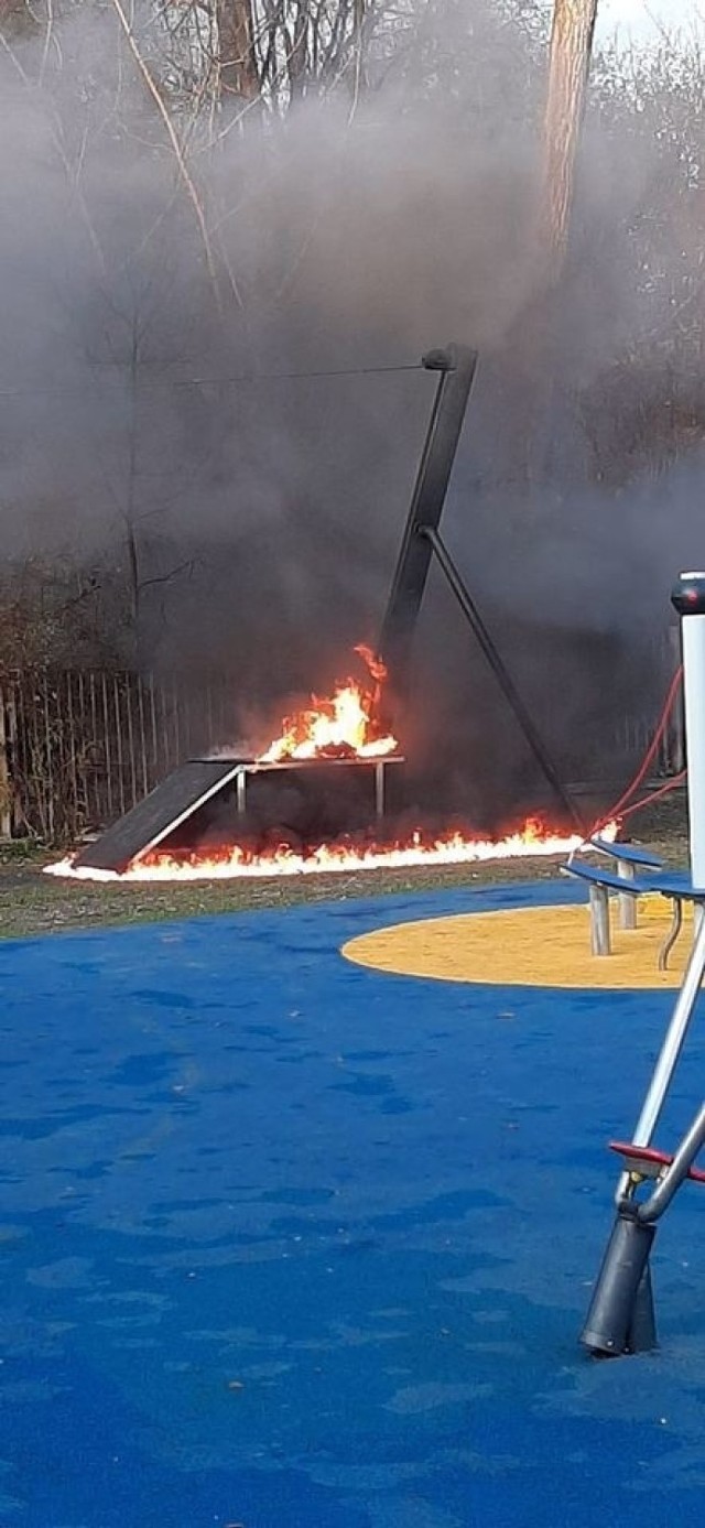 Do podpalenia jednego z urządzeń na placu zabaw w Czeladzi doszło w sobotę, 21 listopada.