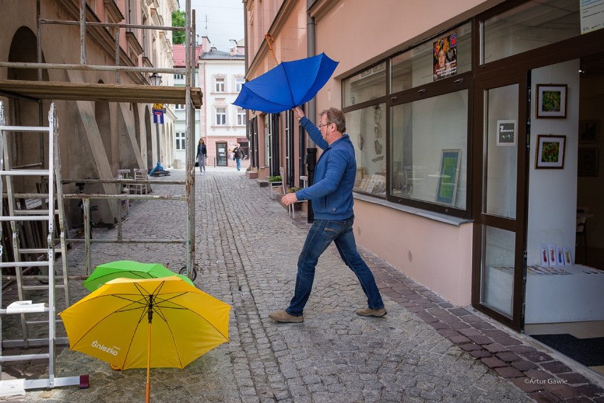 Tarnów. Ulica Piekarska znów pod kolorowymi parasolami. Ale tu uroczo! [ZDJĘCIA]