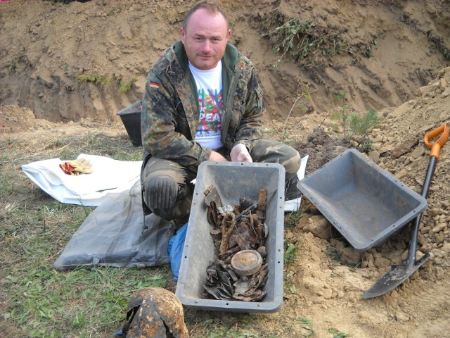 Andrzej Latusek, który prowadzi prace ekshumacyjne, spodziewał się znaleźć na cmentarzu w Jarnołtówku 15 ciał.