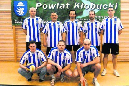 Urząd Miejski w Kłobucku zwyciężył w w VII Powiatowym Turnieju Piłki Siatkowej Samorządowców.