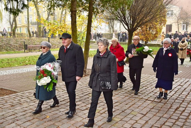 Kwidzynianie uczcili 103. rocznicę odzyskania przez Polskę niepodległości m.in. złożeniem kwiatów na Skwerze Kombatantów oraz pod pomnikiem Marszałka Józefa Piłsudskiego