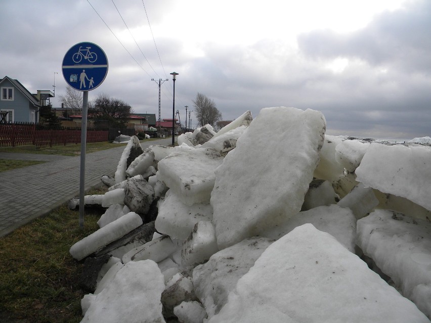 Kuźnica. Na brzegu od strony zatoki urosły lodowe góry. Zwały kry zniszczyły barierę ochronną