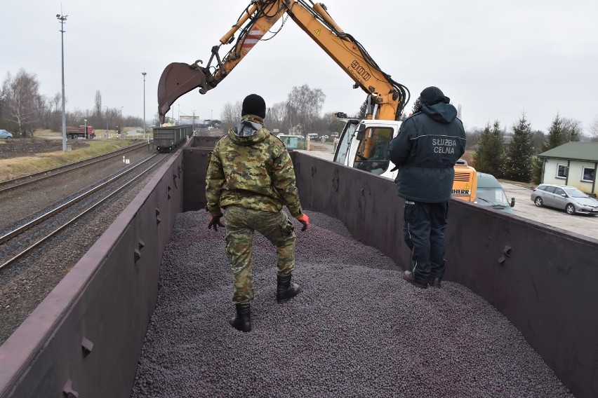 Hrubieszów. Służby graniczne znalazły papierosy schowane w rudzie żelaza