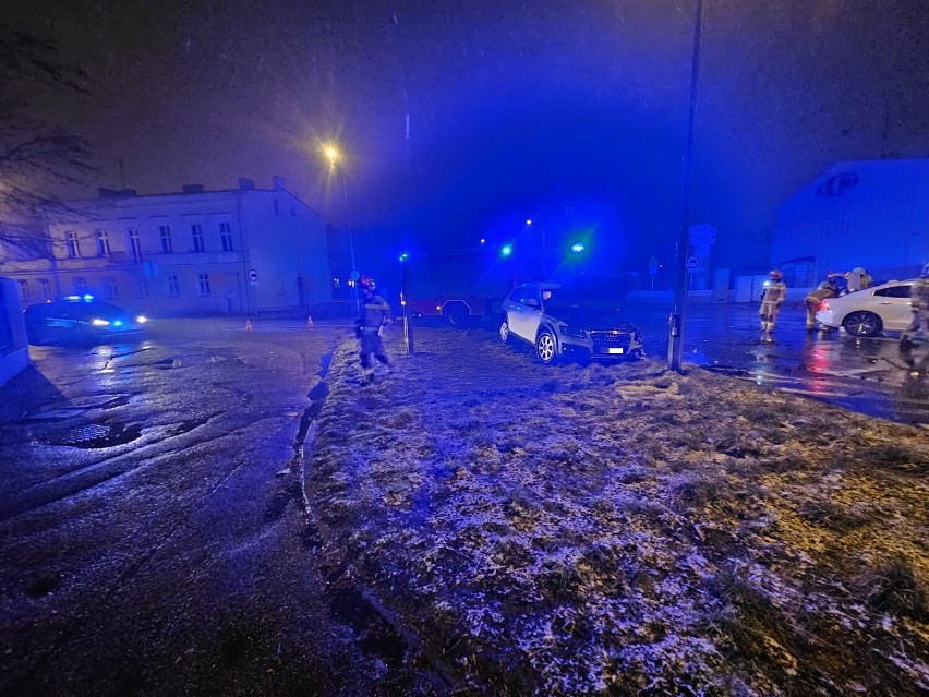 Wypadek na skrzyżowaniu w Kaliszu. Kobieta trafiła do szpitala. ZDJĘCIA