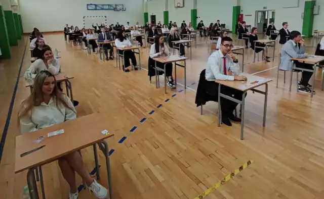Poddębiccy licealiści - podobnie jak maturzyści w całym kraju - egzaminy rozpoczęli od języka polskiego