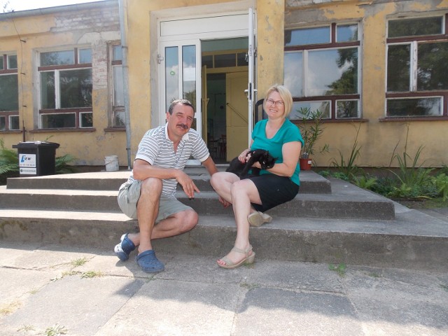 Zbigniew i Hanna Rudzińscy przy swojej szkole. Kot już tutejszy.