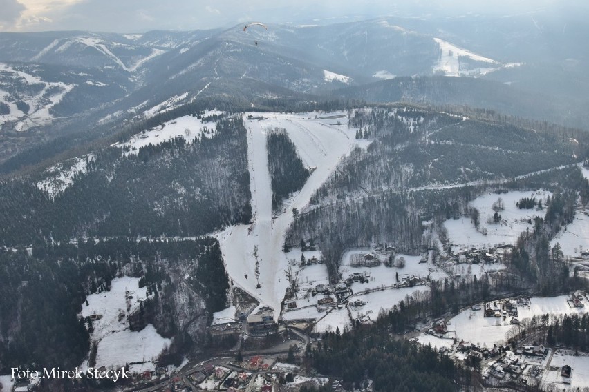 Ile jest śniegu w Beskidach? Zobacz okolice Szczyrku z lotu ptaka