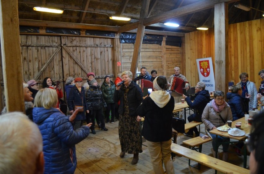 Akademia Powiatu Poddębickiego. Projekt został zainaugurowany w Uniejowie. Co przewiduje? ZDJĘCIA