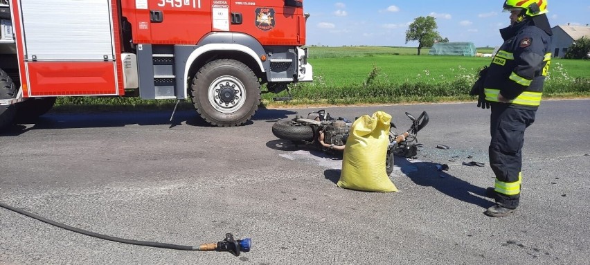 Motocykl i samochód osobowy zderzyły się pod Obrowem. Dwie osoby trafiły do szpitala