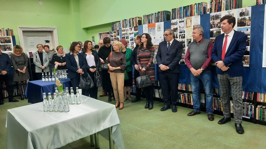 W bibliotece w Wągrowcu otwarto wystawę prezentującą bogaty dorobek red. Stanisława Kaszyńskiego, honorowego obywatela Mogilna