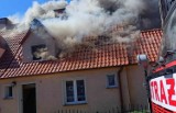 Pożar dachu kamienicy w Debrznie w powiecie człuchowskim. Szczęśliwie nie doszło do tragedii. Ponad pół miliona zł strat