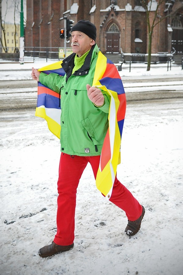 Zbigniew Starosta z flagą Tybetu chodził po poznańskich...