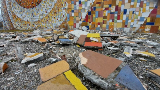 Słynna mozaika na auli Uniwersytetu Zielonogórskiego z biegiem kolejnych tygodni jest w coraz gorszym stanie.