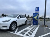 Stacje ładowania pojazdów elektrycznych w Koninie. Gdzie się znajdują?