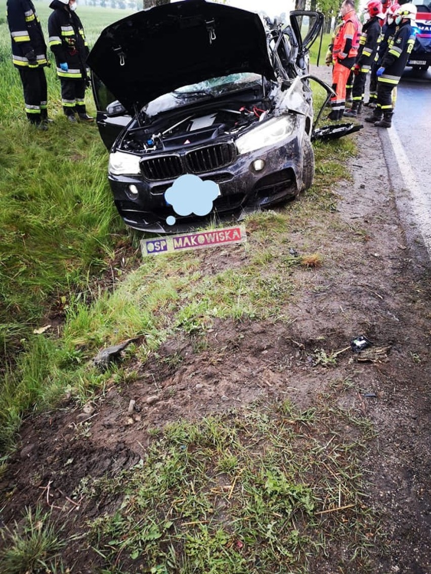 Śmiertelny wypadek koło Pajęczna. 23-letni kierowca rozbił bmw na drzewie. Zginął na miejscu FOTO