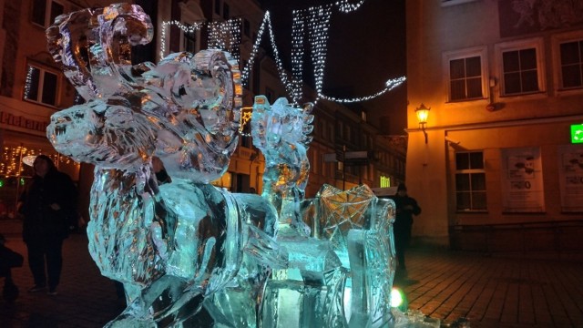 Podczas tegorocznego jarmarku bożonarodzeniowego Michał Mizula z Iceteam wyrzeźbił w lodzie renifera i aniołka