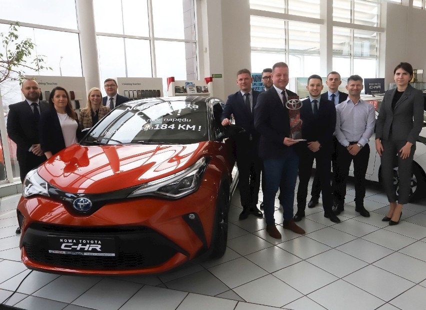 Prestiżowe wyróżnienie dla salonu Toyota Romanowski w Radomiu! Otrzymał nagrodę Dealera Roku 2019