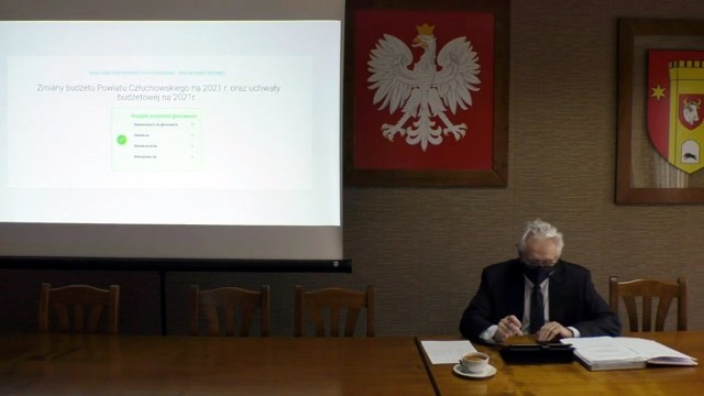 Nieco ponad 15 minut spędzają na sesjach radni powiatu człuchowskiego