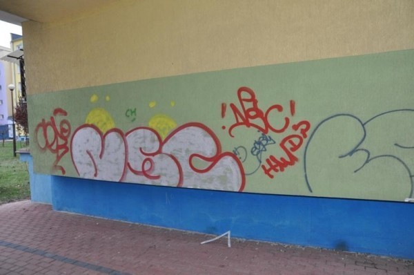 Młodzi mieszkańcy Kraśnika wpadli na gorącym uczynku podczas malowania ściany jednego z bloków w dzielnicy fabrycznej.