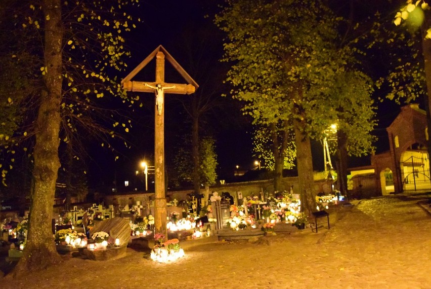 Przykościelny cmentarz w Żarnowcu w uroczystość Wszystkich Świętych 2019