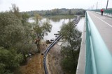 Trwa rozbiórka mostu pontonowego w Warszawie. "Ścieki znów zostały skierowane do Wisły" 