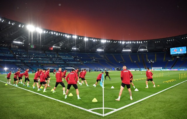 Trening Turków w czwartkowy wieczór i zachód słońca nad Stadio Olimpico