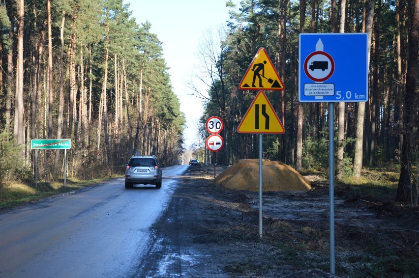 Trwa przebudowa drogi z Tomaszowa nad Zalew Sulejowski. Pierwsze odcinki ścieżki rowerowej już są [ZDJĘCIA]