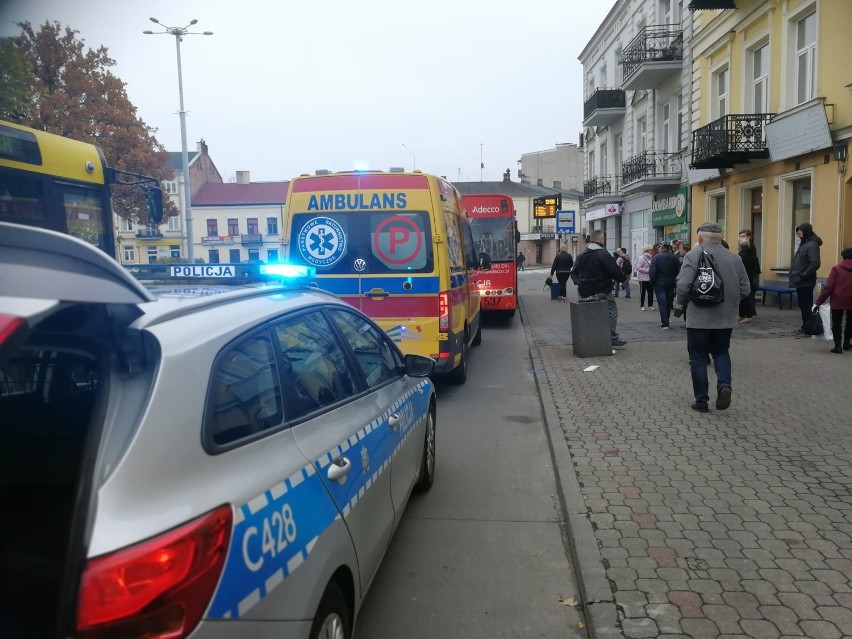 Wypadek na placu Wolności. Autobus MPK Włocławek potrącił młodego mężczyznę [zdjęcia]