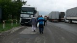 Tiry blokują Hutniczą w Chełmie. Kolejki po odbiór viaBOXów