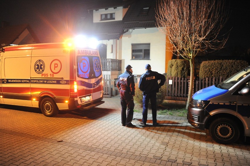 Ciało znaleziono obok domu jednorodzinnego w Lesznie w poniedziałek wieczorem