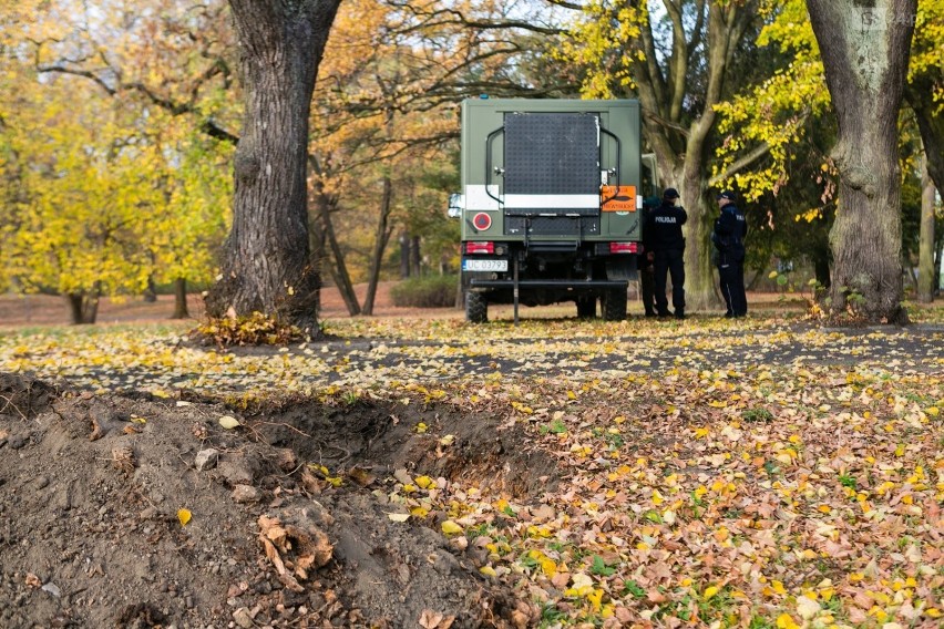 Fragment bomby zapalającej w okolicy Wałów Chrobrego. Koniec ewakuacji