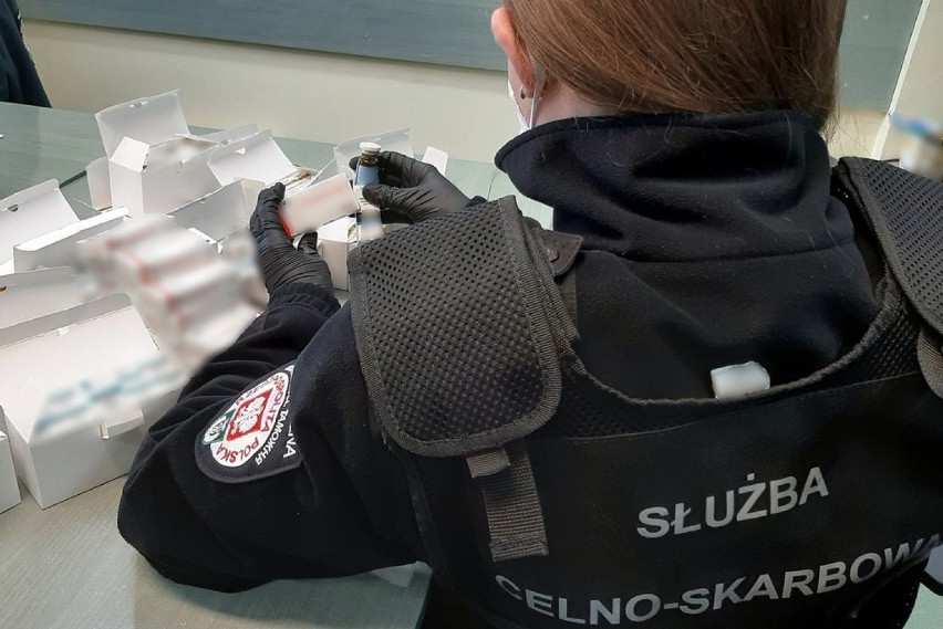 Funkcjonariusze Krajowej Administracji Skarbowej zabezpieczyli nielegalne leki i sterydy w przesyłce kurierskiej