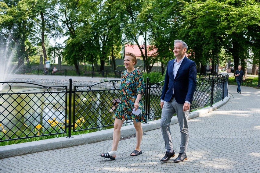 Robert Biedroń w Tarnowie. Europoseł zorganizował piknik w Parku Strzeleckim i mówił m.in. o sprawie abp. Wiktora Skworca                  