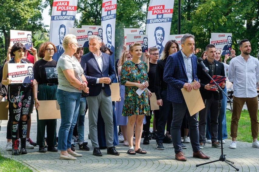 Robert Biedroń w Tarnowie. Europoseł zorganizował piknik w Parku Strzeleckim i mówił m.in. o sprawie abp. Wiktora Skworca                  