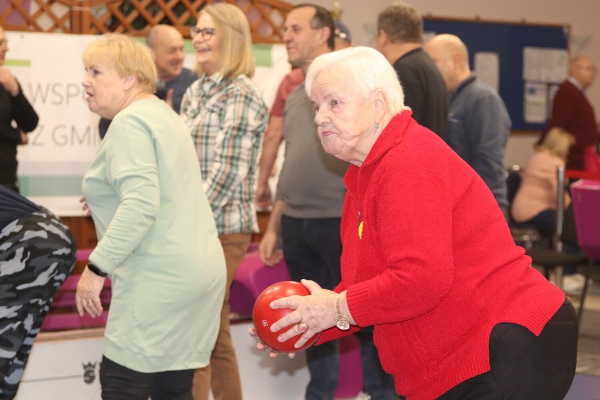 Seniorzy i seniorki na torach! Turniej kręglarski we Wronkach pełen sportowej pasji i dobrej zabawy!