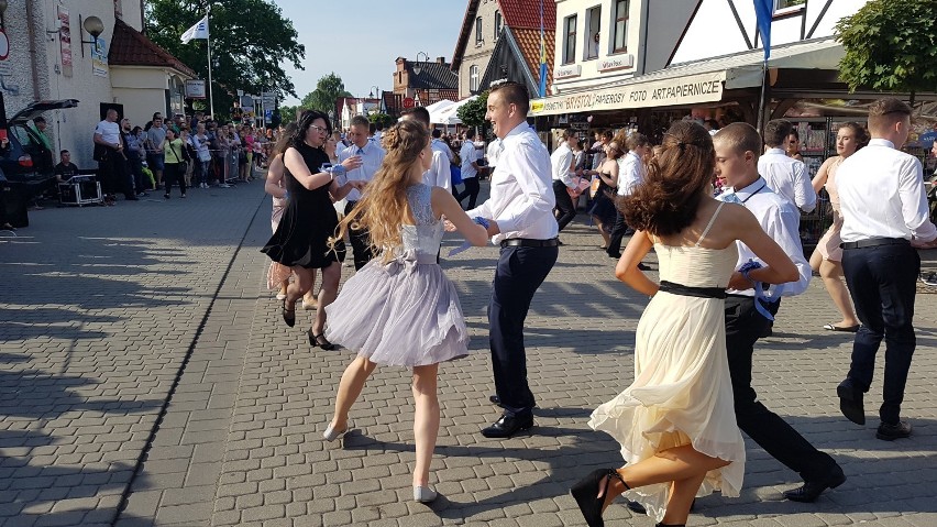 Roztańczony powiat pucki! Dziś Międzynarodowy Dzień Tańca. Jak tańczymy nad Zatoką Pucką i Bałtykiem? Popatrzcie! | ZDJĘCIA