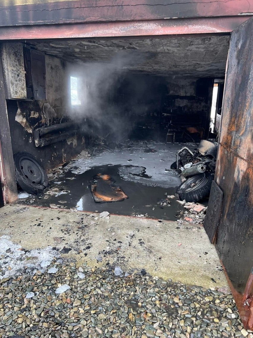 Pożar w Stubienku w powiecie przemyskim. W garażu spalił się samochód i motocykl. W akcji 5 zastępów strażaków [ZDJĘCIA]