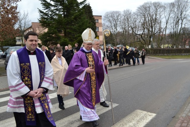 Bp Arkadiusz odprawił dziś mszę świętą w swoim rodzinnym Chmielnie.