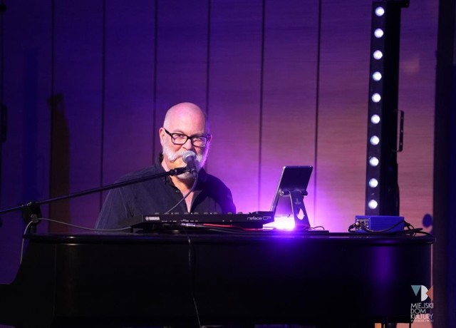 Jules Maxwell -  irlandzki multiinstrumentalista, kompozytor, autor tekstów i klawiszowiec w australijskim zespole Dead Can Dance zagrał w zduńskowolskim Ratuszu