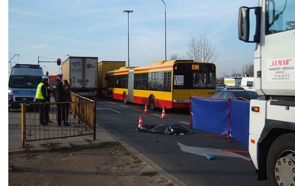 Wypadek na Przybyszewskiego. Zginęła kobieta potrącona przez ciężarówkę [ZDJĘCIA]