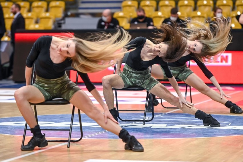 Zespoły pięknych cheerleaderek od lat uatrakcyjniają mecze...