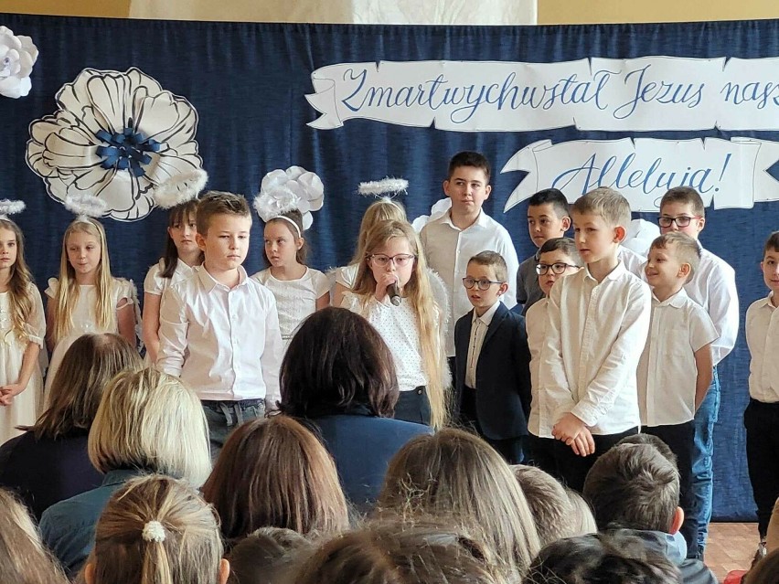 Uroczysta akademia wielkanocna w Szkole Podstawowej numer 3 w Sandomierzu. Uczniowie przygotowali przejmujący spektakl