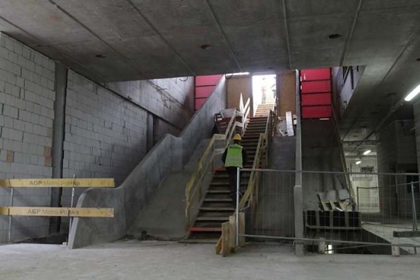 Schody na stacji metra Rondo ONZ prawie gotowe [zdjęcia]